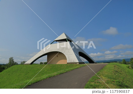 美瑛北西の丘の三角形の展望台の景色 117590837