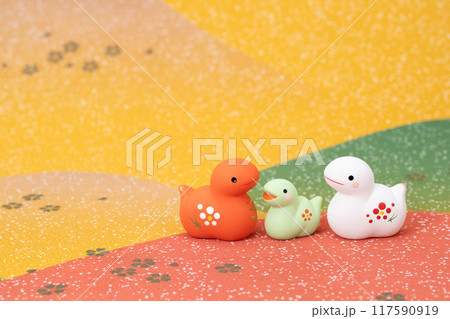 巳年　年賀素材　野山でお話をする紅白の巳の親子 117590919