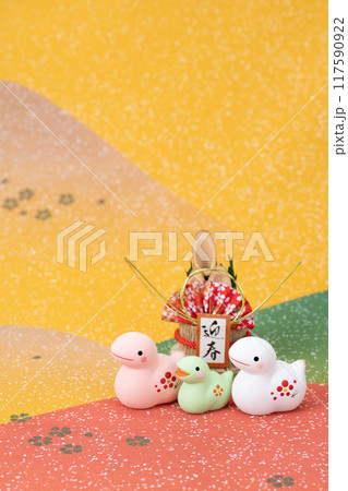 巳年　年賀素材　野山での巳の親子と門松 117590922