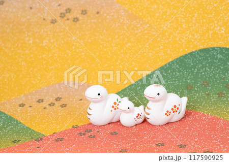 巳年 年賀素材 野山を散歩する巳の親子 巳年 年賀素材 野山を散歩する巳の親子 117590925