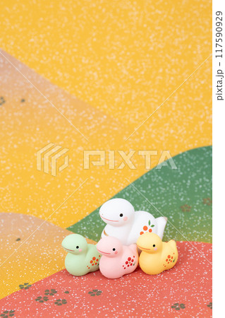 巳年　年賀素材　野山を散歩するカラフルな巳の親子 117590929