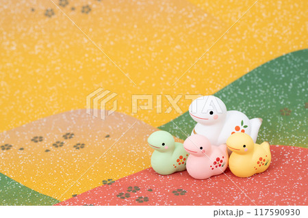 巳年 年賀素材 野山を散歩するカラフルな巳の親子 巳年 年賀素材 野山を散歩するカラフルな巳の親子 117590930