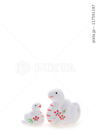巳年　年賀素材　白巳の親子 117591197