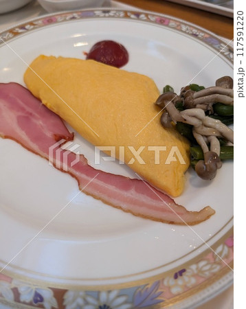 ベーコンとキノコとオムレツの洋朝食 ベーコンとキノコとオムレツの洋朝食 117591220