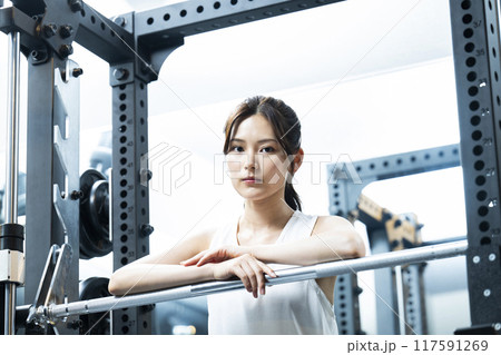 スポーツジムでトレーニングする若い女性 117591269
