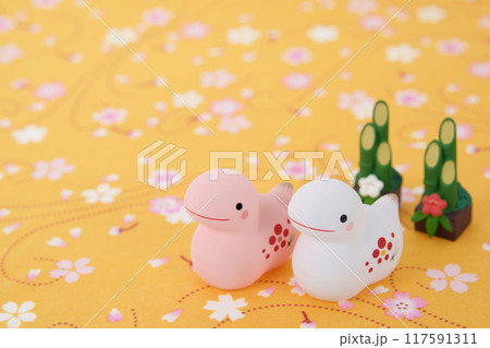 巳年 年賀素材 紅白の巳と門松 さくらの花柄背景 巳年 年賀素材 紅白の巳と門松 さくらの花柄背景 117591311