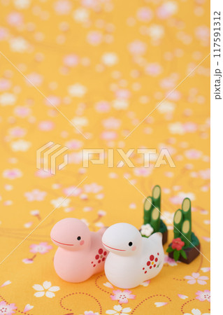 巳年　年賀素材　紅白の巳と門松　さくらの花柄背景 117591312
