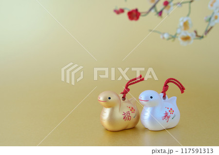 巳年 年賀素材 金銀の福寿巳と梅の花 金色バック 巳年 年賀素材 金銀の福寿巳と梅の花 金色バック 117591313