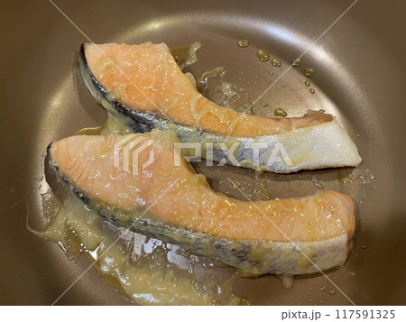 銀鮭の西京焼き 117591325