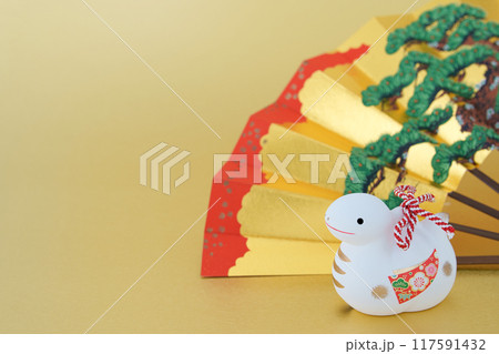 巳年 年賀素材 白巳と飾り扇子 金色バック 巳年 年賀素材 白巳と飾り扇子 金色バック 117591432