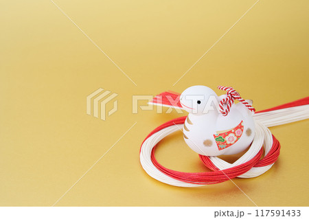 巳年 年賀素材 白巳と水引飾り 金色バック 巳年 年賀素材 白巳と水引飾り 金色バック 117591433