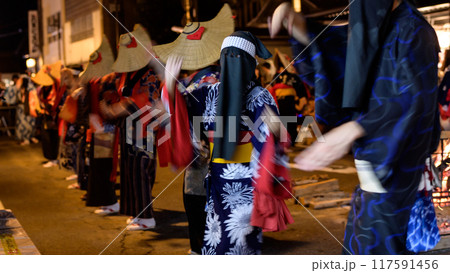 藍染浴衣と彦三頭巾で踊る女性　西馬音内盆踊り　2024年　秋田県 117591456