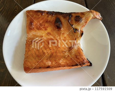 サーモンのハラス焼き 脂の乗った鮭の腹身焼き 117591509