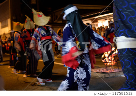 彦三頭巾を被り藍染浴衣で踊る女性 西馬音内盆踊り 2024年 秋田県 彦三頭巾を被り藍染浴衣で踊る女性 西馬音内盆踊り 2024年 秋田県 117591512
