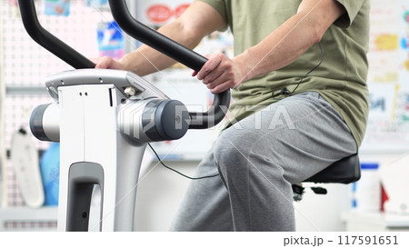 エアロバイクでトレーニングをする男性 117591651