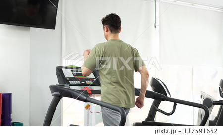 トレッドミルでトレーニングをする男性 117591652