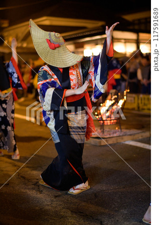 編み笠を被り端縫い着物で踊る女性 西馬音内盆踊り 2024年 秋田県の