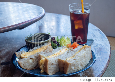 古民家で食べるたまごサンドイッチ 117593573