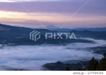 えびの市矢岳高原から雲海の加久藤盆地と桜島 117594183