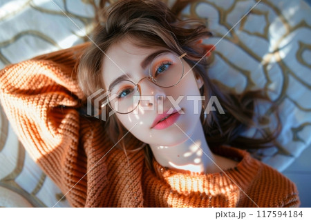 Young woman relaxing on the couch 117594184