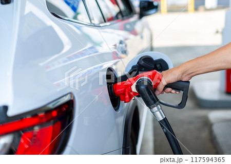 ガソリンスタンドで給油をする男性 ガソリンスタンドで給油をする男性 117594365