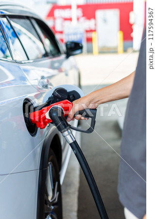 ガソリンスタンドで給油をする男性 ガソリンスタンドで給油をする男性 117594367