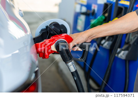 ガソリンスタンドで給油をする男性 ガソリンスタンドで給油をする男性 117594371