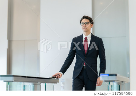 IDをかざすビジネスマン IDをかざすビジネスマン 117594590