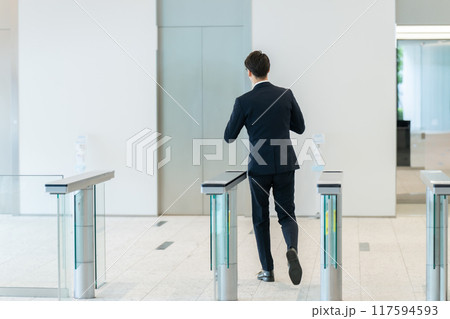 IDをかざすビジネスマン　後ろ姿 117594593