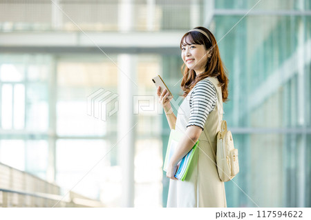 スマホを持つ女子大生 117594622