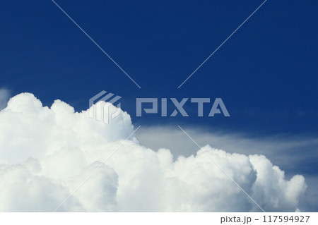 夏の青空と白い雲 夏の青空と白い雲 117594927