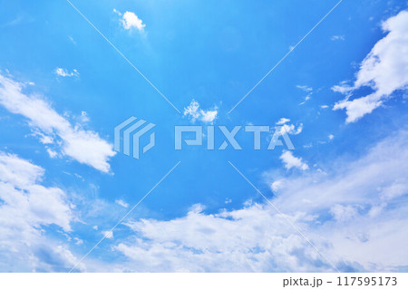 夏の青空と雲 117595173