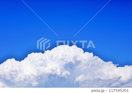 夏の青空と雲 117595201