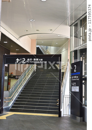 新高岡駅乗り場案内 北陸新幹線 新高岡駅乗り場案内 北陸新幹線 117595374