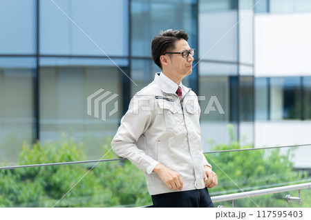 落ち込む作業服の男性　 117595403