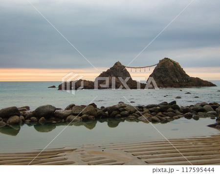 福岡県糸島市　桜井二見ヶ浦の夫婦岩 117595444