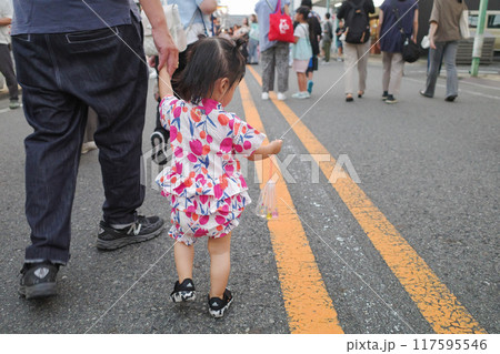 お祭りに参加する親子 117595546