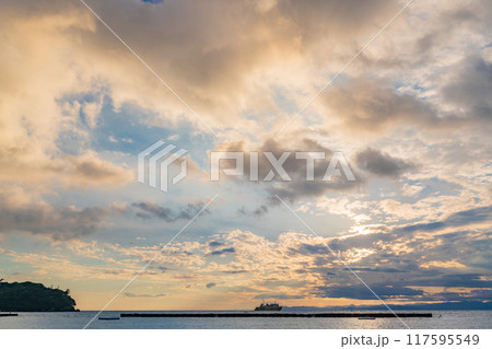 【静岡県】夕暮れの土肥港を出港する駿河湾フェリー 117595549