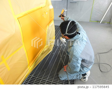 自動車鈑金塗装工場の塗装作業06 117595645