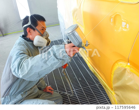 自動車鈑金塗装工場の塗装作業07 117595646