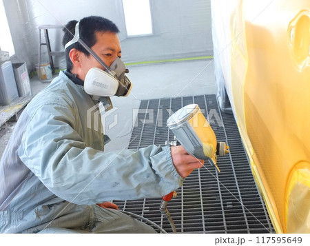 自動車鈑金塗装工場の塗装作業10 117595649