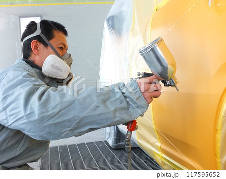 自動車鈑金塗装工場の塗装作業12 自動車鈑金塗装工場の塗装作業12 117595652