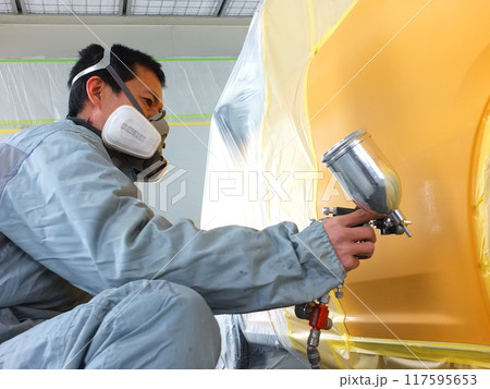 自動車鈑金塗装工場の塗装作業13 117595653