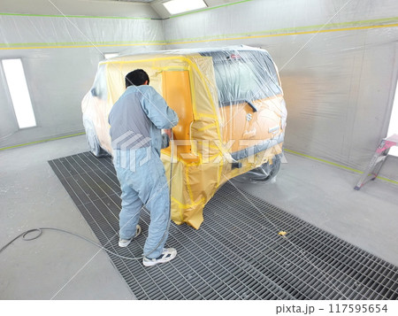自動車鈑金塗装工場の塗装作業14 117595654