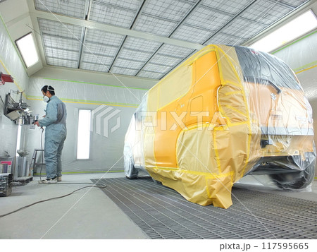 自動車鈑金塗装工場の塗装作業22 117595665