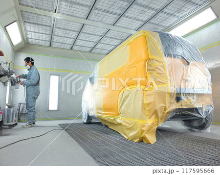 自動車鈑金塗装工場の塗装作業23 自動車鈑金塗装工場の塗装作業23 117595666