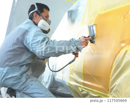自動車鈑金塗装工場の塗装作業26 117595669