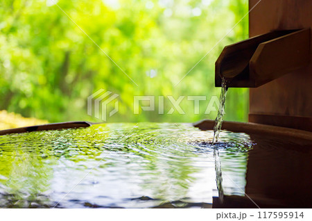 かけ流しの温泉のイメージ グリーン背景 117595914