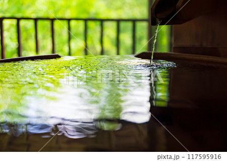 かけ流しの温泉のイメージ グリーン背景 117595916