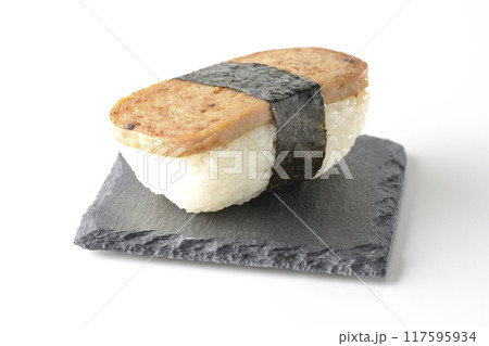 スレートプレートに乗ったスパムむすびを白背景で撮影 スレートプレートに乗ったスパムむすびを白背景で撮影 117595934